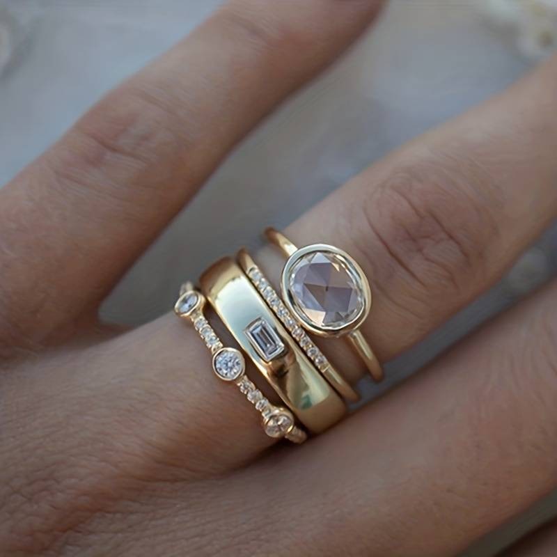 Ensemble de bagues artisanales dorées avec brillants et zircone